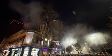 Tensionohet situata nga Parlamenti,  Hidhen molotov, policia përgjigjet ashpër me ujë me piper