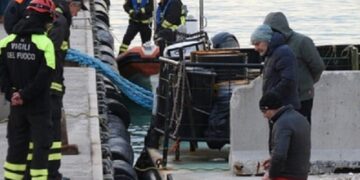 Itali/ 20-vjeçari shqiptar rreh nënën dhe zhduket, kamerat e filmuan duke u hedhur në det