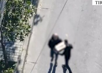 Arsenal armësh i fshehur në Tiranë, ishin sjellë nga Kosova, në pranga 4 persona