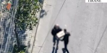 Arsenal armësh i fshehur në Tiranë, ishin sjellë nga Kosova, në pranga 4 persona