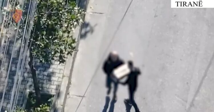 Arsenal armësh i fshehur në Tiranë, ishin sjellë nga Kosova, në pranga 4 persona