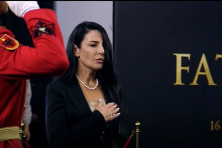 Xhoana Nano kapet “mat” në Tiranë pas vdekjes së Fatos Nanos! Dalin foto e video. Ja çfarë po bënte