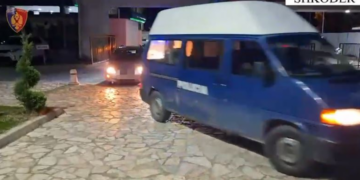 Tentativë grabitjeje në degën e Postës në Shkodër, thyhen xhamat