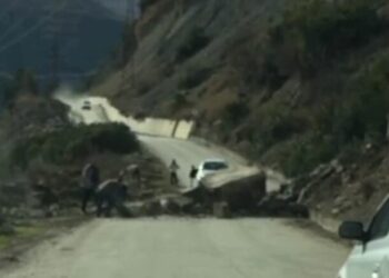 Bllokohet edhe Përmeti, u ndërtua nga “Salillari”, çahet asfalti i rrugës për në Skrapar