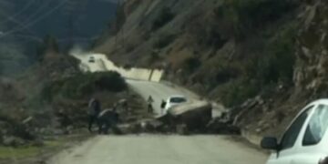 Bllokohet edhe Përmeti, u ndërtua nga “Salillari”, çahet asfalti i rrugës për në Skrapar