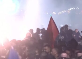 “Është me Agasin”/ Protesta zhvendoset te zyra e Prodës, përplasje me efektivët dhe gaz lotsjellës