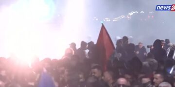 “Është me Agasin”/ Protesta zhvendoset te zyra e Prodës, përplasje me efektivët dhe gaz lotsjellës