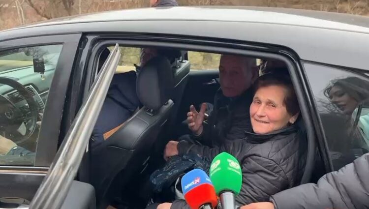 “Kemi 5 orë të bllokuar”/ Rruga Librazhd-Prrenjas e paralizuar, qytetarët në radhë pas rënies së gurëve