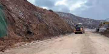 Sërish probleme në aksin “e florinjtë” Qukës–Qafë Plloçë, rruga bllokohet pas rrëshqitjes së dherave dhe gurëve