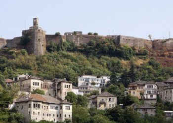 Gjirokastër/ Absurdi me shitjen e biletave, turistët duhet të paguajnë dy herë hyrjen në kala