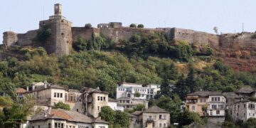 Gjirokastër/ Absurdi me shitjen e biletave, turistët duhet të paguajnë dy herë hyrjen në kala