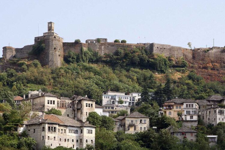 Gjirokastër/ Absurdi me shitjen e biletave, turistët duhet të paguajnë dy herë hyrjen në kala