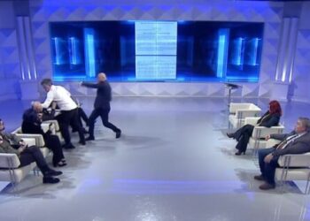 VIDEO/ Përplasje fizike live në Opinion, Berat Buzhala godet Albatros Rexhajn
