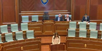 Albulena Haxhiu merr drejtimin e Kuvendit, mesazh uniteti në fjalën e parë