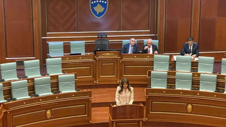 Albulena Haxhiu merr drejtimin e Kuvendit, mesazh uniteti në fjalën e parë