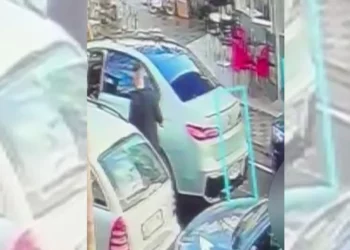 (VIDEO) Momenti kur Egli Pashollari goditet me thikë nga Gazment Buçpapaj dhe bashkëshortja e tij