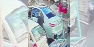 (VIDEO) Momenti kur Egli Pashollari goditet me thikë nga Gazment Buçpapaj dhe bashkëshortja e tij