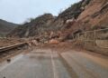 Aksi Librazhd-Prrenjas bllokohet nga rrëshqitja masive e gurëve në “Kthesat e Dragostunjës “, kompania mungon në terreni