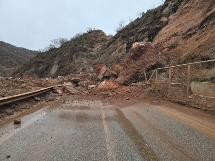 Aksi Librazhd-Prrenjas bllokohet nga rrëshqitja masive e gurëve në “Kthesat e Dragostunjës “, kompania mungon në terren