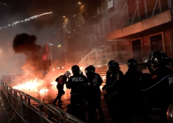 Pas mbylljes së fjalimit të Berishës, hidhen fishekzjarrë dhe molotovë drejt Kryeministrisë