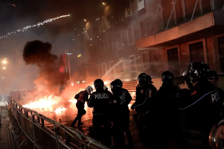 Pas mbylljes së fjalimit të Berishës, hidhen fishekzjarrë dhe molotovë drejt Kryeministrisë