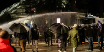 Protestuesit “rrethojnë” Kuvendin, hedhin molotovë, lëndohet një punonjës policie