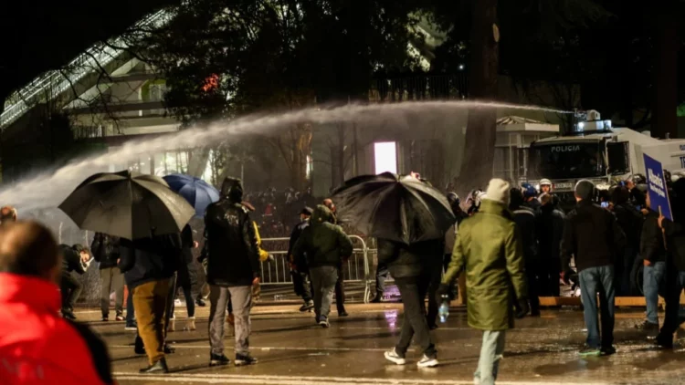 Protestuesit “rrethojnë” Kuvendin, hedhin molotovë, lëndohet një punonjës policie