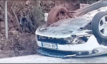 Makina del nga rruga dhe përmbyset pranë urës së Bushtricës