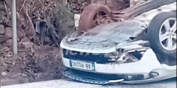 Makina del nga rruga dhe përmbyset pranë urës së Bushtricës