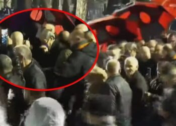 Tensione në Tiranë/ Berisha shfaqet me maskë kundragaz, nis lëvizja drejt Parlamentit