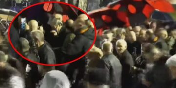 Tensione në Tiranë/ Berisha shfaqet me maskë kundragaz, nis lëvizja drejt Parlamentit