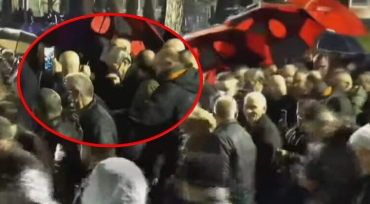 Tensione në Tiranë/ Berisha shfaqet me maskë kundragaz, nis lëvizja drejt Parlamentit