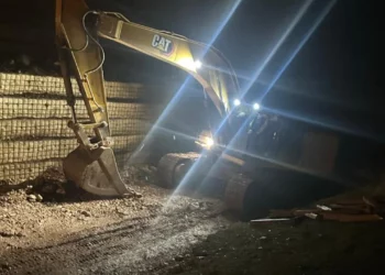 Fundosja e urës/ Përkeqësohet situata në aksin Librazhd-Prrenjas, ndalohet çdo lëvizje, izolohet plotësisht rruga