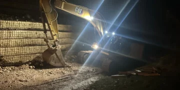 Fundosja e urës/ Përkeqësohet situata në aksin Librazhd-Prrenjas, ndalohet çdo lëvizje, izolohet plotësisht rruga