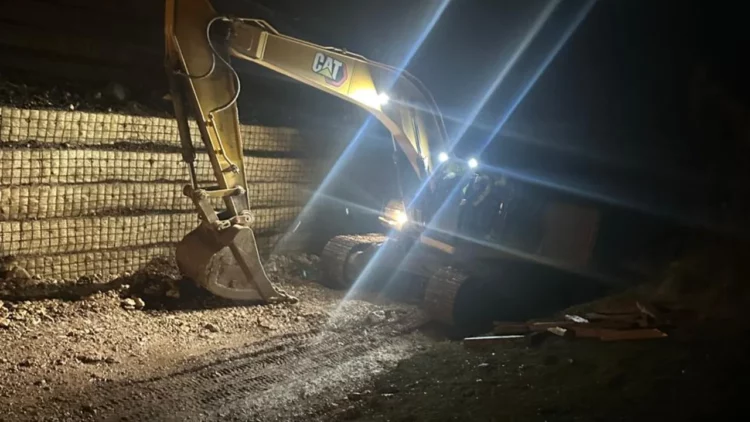 Fundosja e urës/ Përkeqësohet situata në aksin Librazhd-Prrenjas, ndalohet çdo lëvizje, izolohet plotësisht rruga