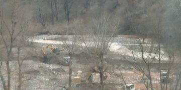 Rruga Librazhd-Prrenjas e bllokuar nga shembja, fadromat e Artan Sakos gërryejnë Shkumbinin