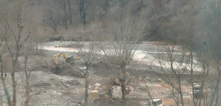 Rruga Librazhd-Prrenjas e bllokuar nga shembja, fadromat e Artan Sakos gërryejnë Shkumbinin