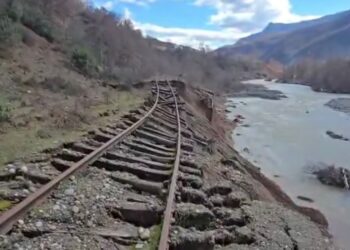 Ç’po ndodh në Librazhd? Shkatërrohet edhe traseja e hekurudhës