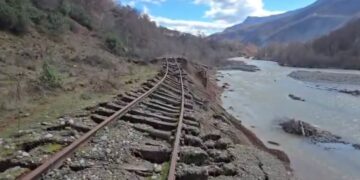 Ç’po ndodh në Librazhd? Shkatërrohet edhe traseja e hekurudhës