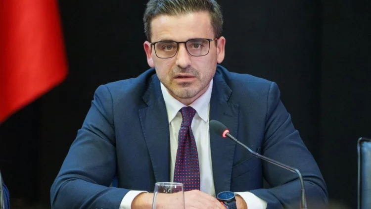 Bllokimi i aksit Librazhd-Prrenjas, Drejtori i Doganave sqaron si do të lëvizin kamionët