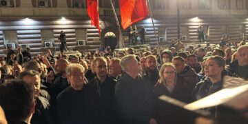 Nis protesta e opozitës, Berisha i drejtohet Kryeministrisë. 1300 policë në gatishmëri, merren masa me autobotë uji