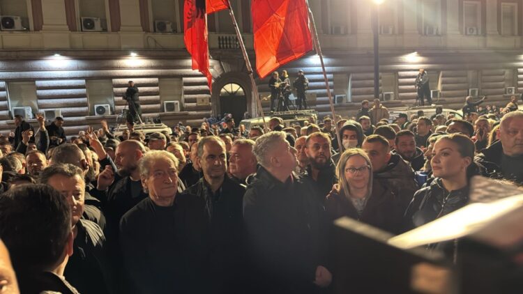 Nis protesta e opozitës, Berisha i drejtohet Kryeministrisë. 1300 policë në gatishmëri, merren masa me autobotë uji