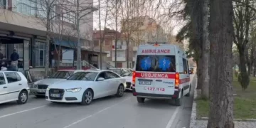 Aksident në Korçë, mjeti përplas të moshuarën në vijat e bardha