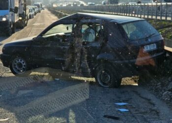 Aksident në Kashar/ Furgoni përplaset me makinën, një i plagosur dërgohet urgjent për në spital
