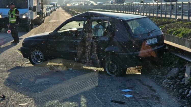 Aksident në Kashar/ Furgoni përplaset me makinën, një i plagosur dërgohet urgjent për në spital