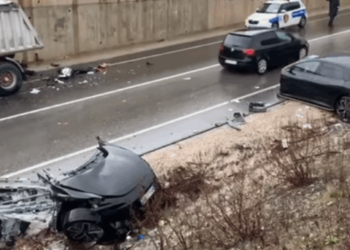 Aksident i rëndë në Rrugën e Arbrit, kamioni përplaset me makinën dhe e ndan më dysh