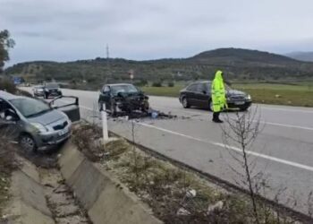 Përplasen dy makina në aksin Vlorë-Selenicë, një nga automjetet përfundon në kanal (Foto)