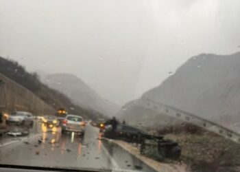 Aksident i rëndë në Rrugën e Arbrit, kamioni përplaset me makinën dhe e ndan më dysh