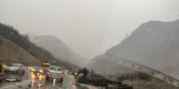 Aksident i rëndë në Rrugën e Arbrit, kamioni përplaset me makinën dhe e ndan më dysh