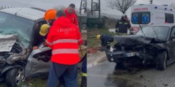 Aksident në aksin Gjirokastër–Tepelenë, shoferi mbetet i bllokuar brenda automjetit